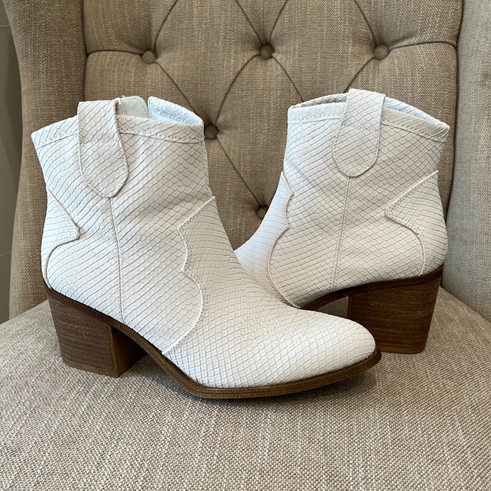 Dirty Laundry - White Boot